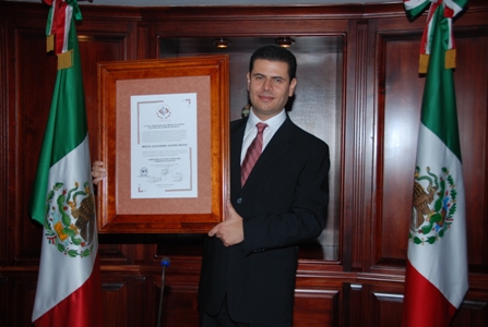 Miguel Alonso recibe la constancia para conducir los destinos de Zacatecas del 2010 al 2016