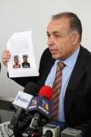 Arturo Nahle mostrando las fotos de los detenidos